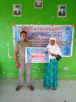 Penyerahan Bantuan langsung Tunai (BLT-DD) Triwulan IV  Tahun 2024, Secara Simbolis Keterwakilan Dari BPD Desa Tabanoma Kecamatan Kao Teluk Kab. Halmahera Utara