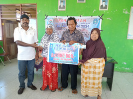Penyerahan Bantuan langsung Tunai (BLT-DD) Triwulan IV Desa Tabanoma Tahun 2024, Secara Simbolis Keterwakilan Dari kantor Camat Kao Teluk Kab. Halmahera Utara